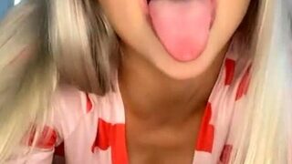 Amateur blonde teen solo dildo