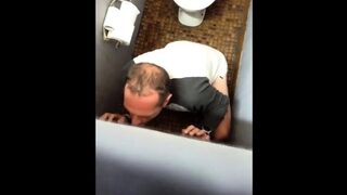 Gloryhole auf der Toilette