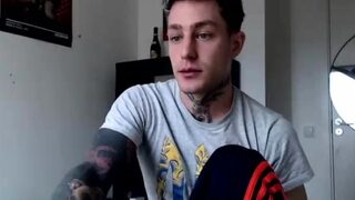 Straight amateur hunk cumming from a jerk