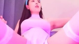 Blonde babe with a big ass and boobs masturbates