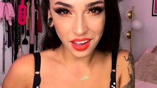 Brunette Solo Webcam Masturbation