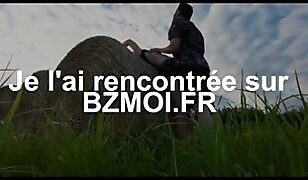 Des naturistes copulent nus sur une botte de foin au coucher du soleil