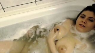Amateur webcam girl masturbate big dildo