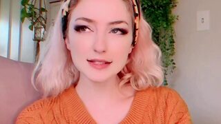 Amateur sweet blonde babe sucking cock