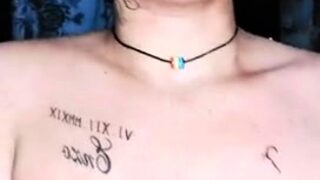 Novinha tatuada deu de quatro e se arreganhou toda durante