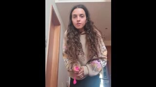 Hot amateur webcam teen masturbates for their fans