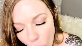 Amateur brunette double toying on webcam