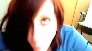 Wilde Brunette lutscht mir den Schwanz leer